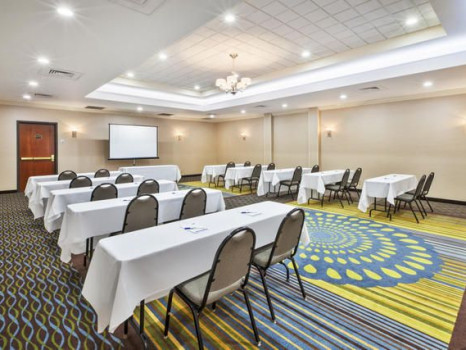 Holiday Inn Express & Suites Belleville (Airport Area)