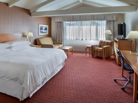 Four Points by Sheraton Plainview Long Island