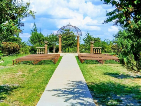 The Cottonwood Venue at 813